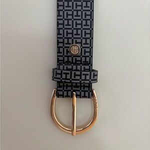 Tommy Hilfiger Stylish Black and Gold Patterned Belt